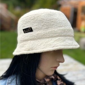 Embellie cream bucket hat